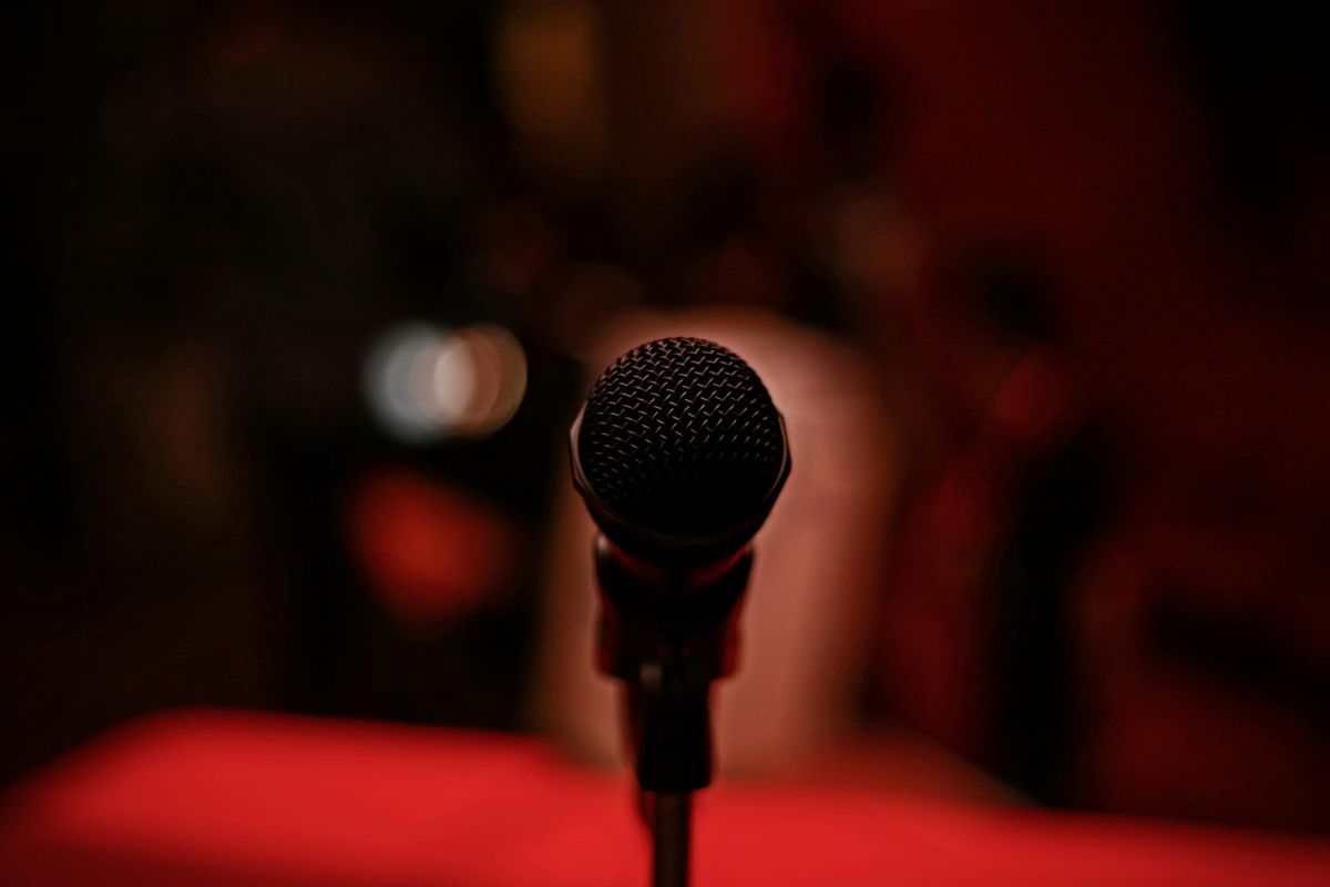 Stage confidence for singers. Over come perfromance anxiety and perform with confidence 