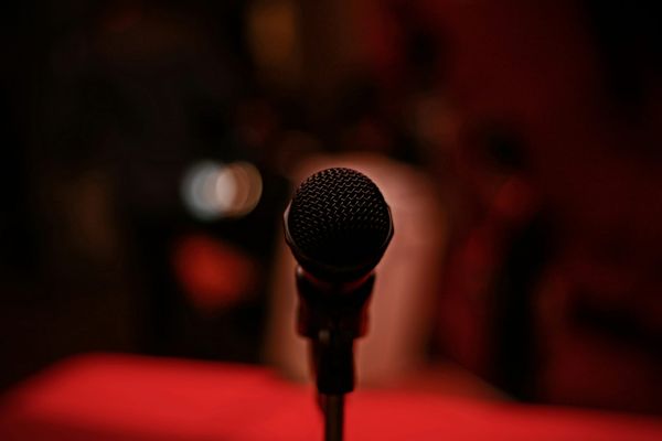 Stage confidence for singers. Over come perfromance anxiety and perform with confidence 